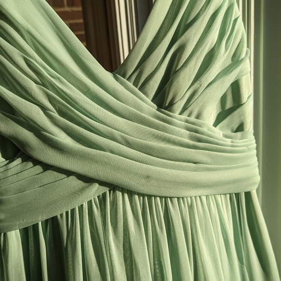 David's Bridal Grecian dress Meadow size 6 - Picture 3 of 6